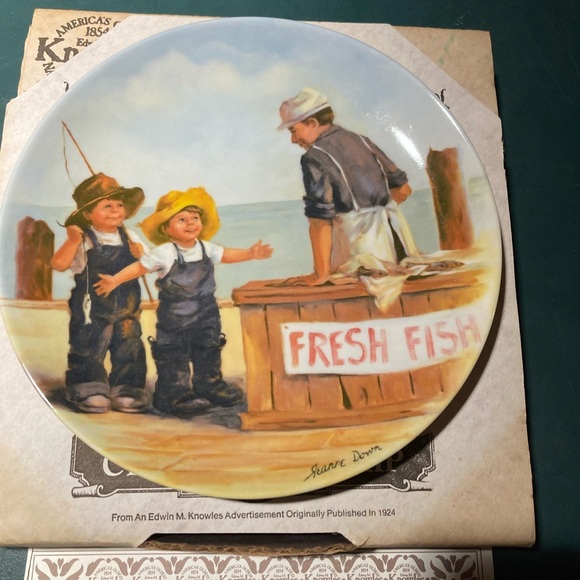 Collector plate “fish story” plate number J13889 by Edwin Knowles - Picture 1 of 4